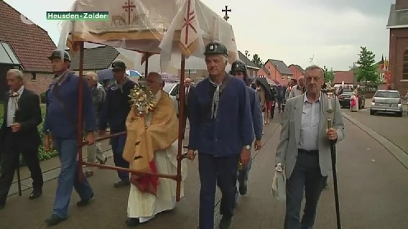 Regen verstoort 40ste sacramentsprocessie in Viversel