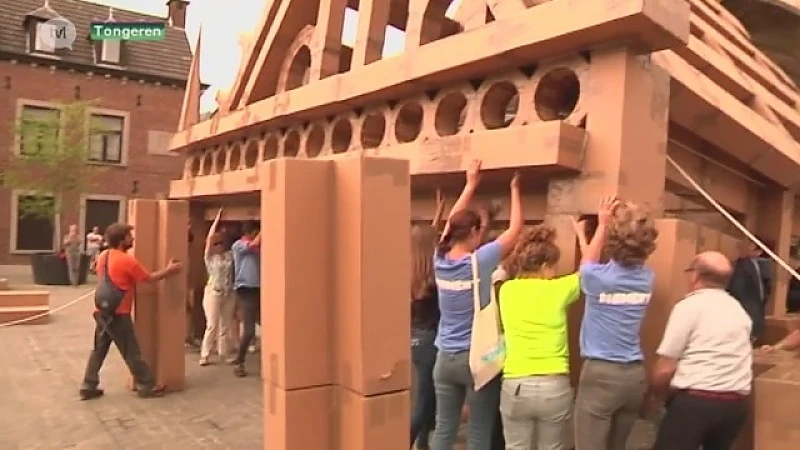 Tongenaren bouwen basiliek van 19 meter hoog van kartonnen dozen