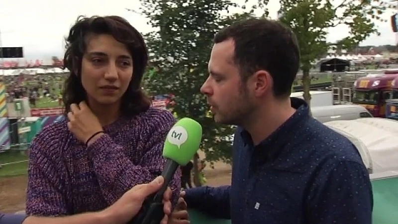 Lara van Intergalactic Lovers wordt rustig door met onze journalist te praten