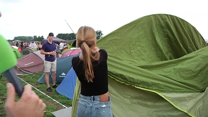Tenten opzetten en bizarre kapsels op Pukkelpop