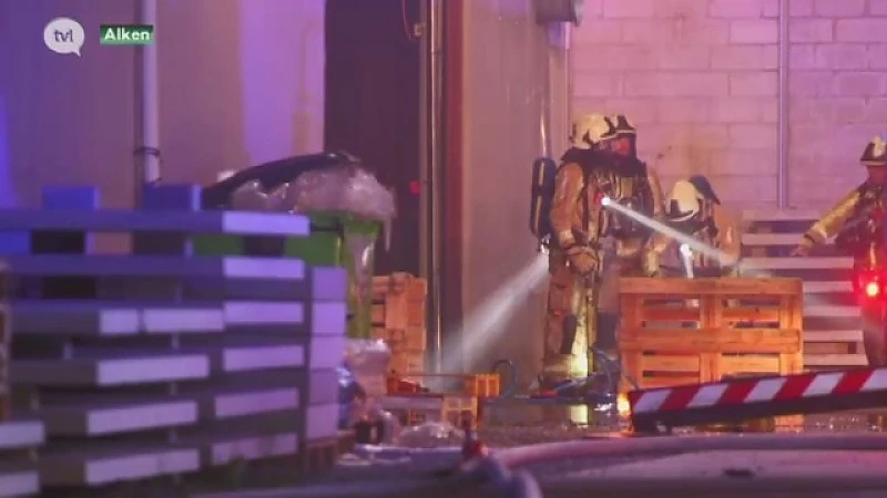 Uitslaande bedrijfsbrand in Alken