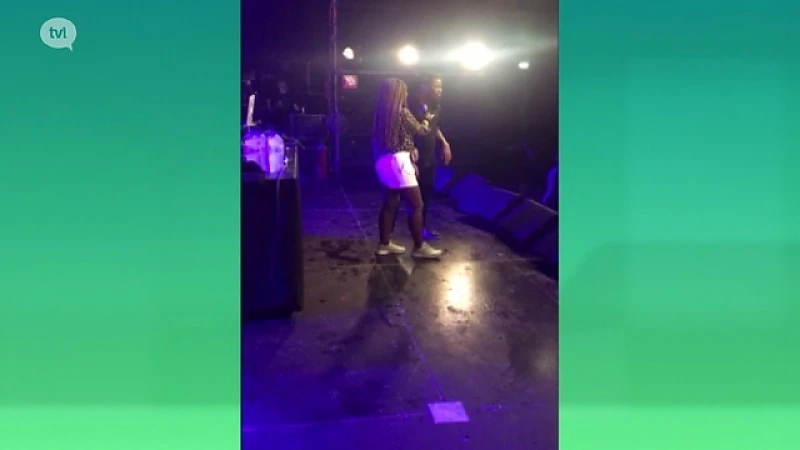 Denzel Cury haalt journaliste Ornella Schreurs op het podium