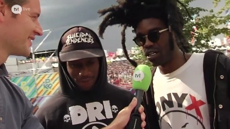 Ho99o9 kijkt naar de Spice Girls of Power Rangers voor een optreden