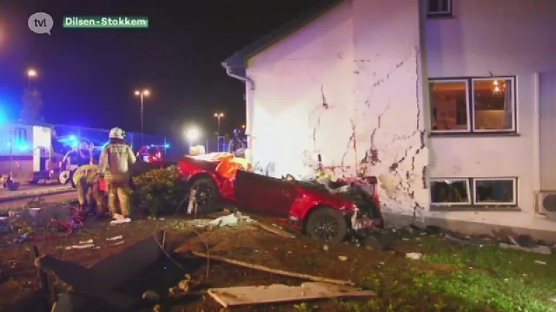 Sportwagen knalt tegen gevel in Dilsen-Stokkem