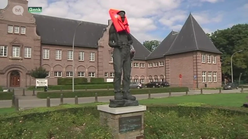 Standbeeld in Genk verkleed als vluchteling