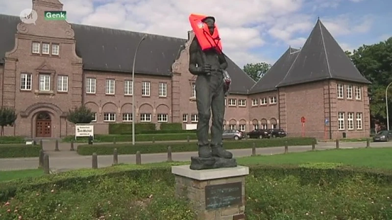 Zure reacties op aankleden mijnwerkersstandbeeld als vluchteling