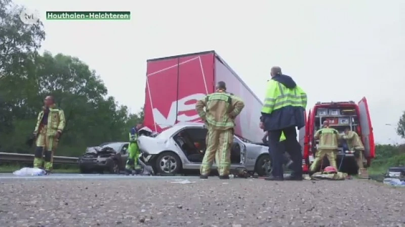 Auto onder vrachtwagen in Houthalen-Helchteren