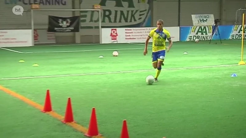 Kurt Abrahams van STVV test het parcours van De Dribbelkoning