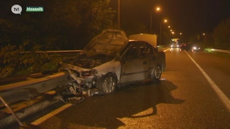 Auto brandt uit op de Runkstersteenweg in Hasselt