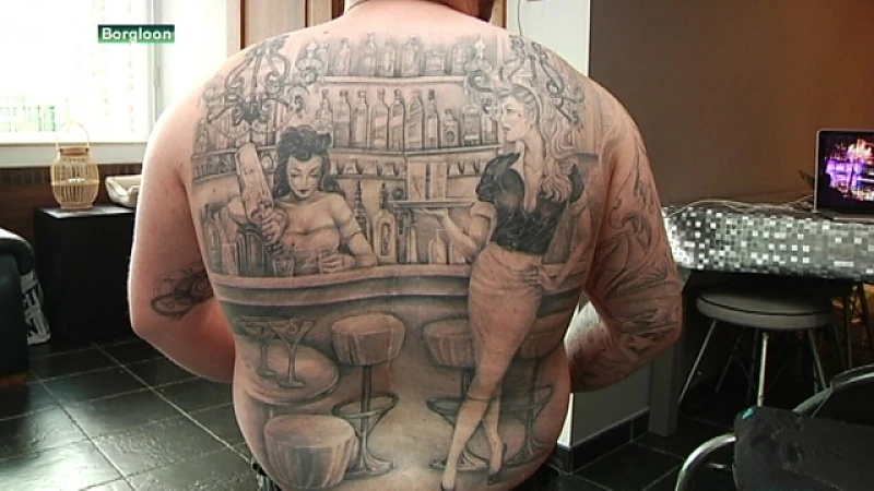 Klant laat interieur van café Jantje's Verjaardag op zijn rug tatoeëren