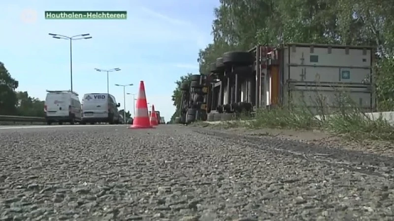 Gekantelde vrachtwagen blijft heel de dag liggen langs E314 in Houthalen