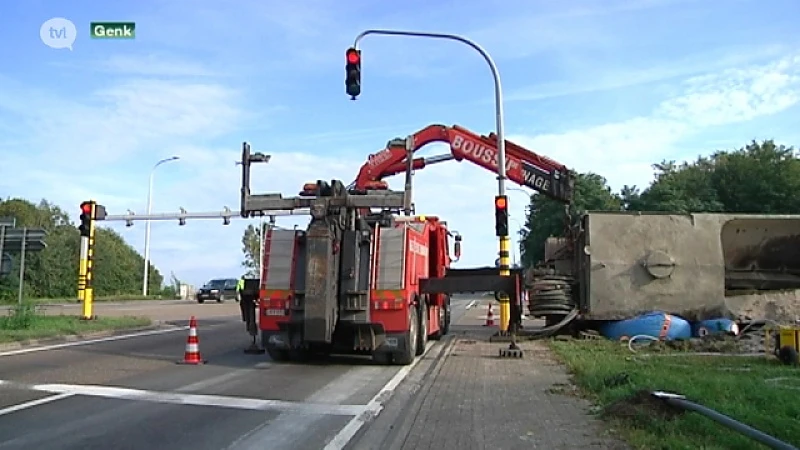 Weer een vrachtwagen gekanteld in Genk