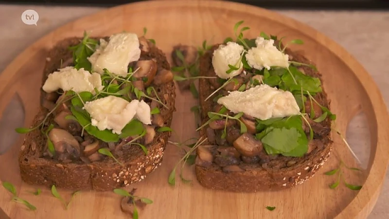 Toast met grotchampignon, verse tuinkruiden en Limburgse geitenkaas