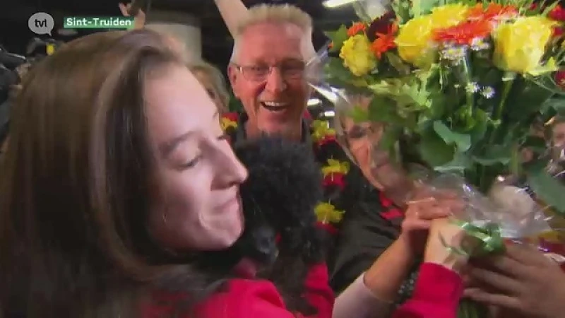 Fans, familie en vrienden verwelkomen Nina Derwael bij haar thuiskomst na historische turnprestatie