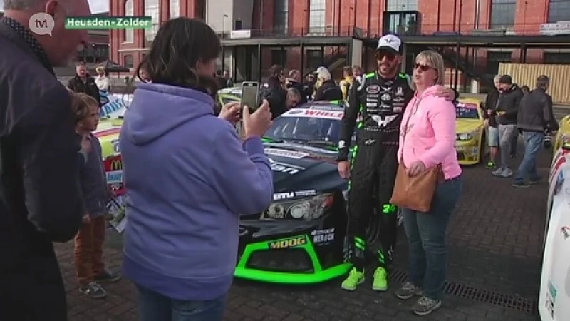 Nascar bolides paraderen door Heusden-Zolder