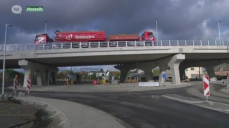 Vrachtwagens testen stabiliteit nieuwe Philipsbrug