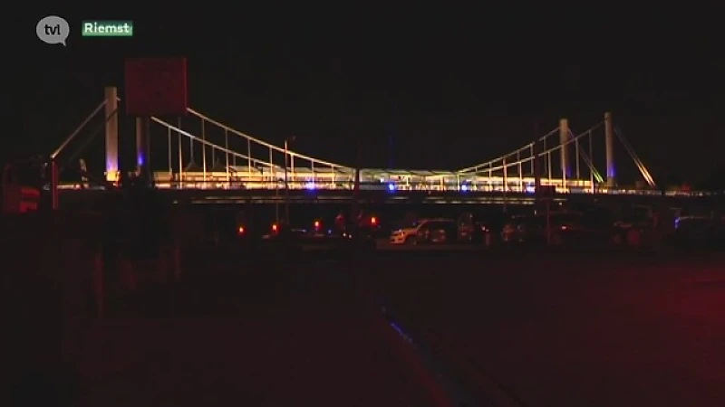 300 Limburgers uit Nederland en België speeddaten op brug in Riemst