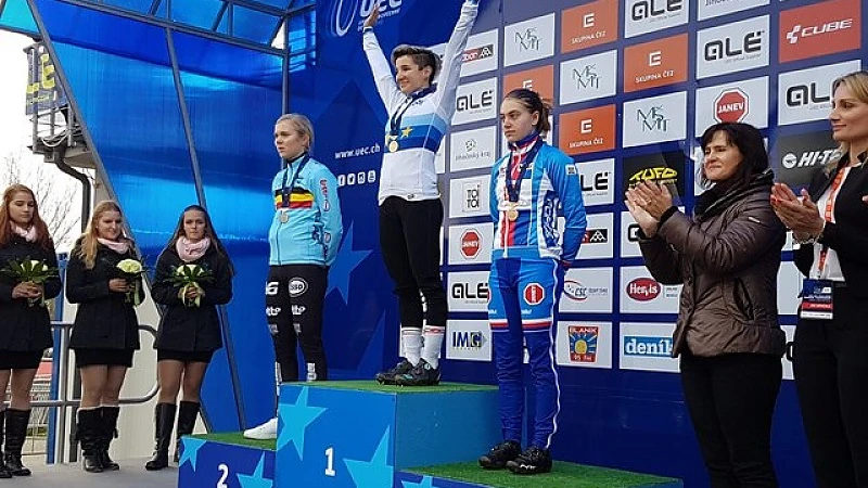 Zilveren medaille voor Laura Verdonschot op EK veldrijden