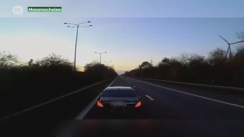 Mercedes-bestuurder haalt halsbrekende toeren uit op E314 in Maasmechelen