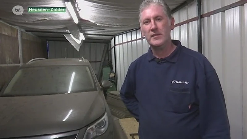 Koppel in zak en as na het kopen van gestolen tweedehandsauto