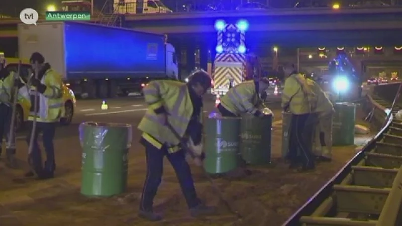 Ladingverlies vrachtwagen Essers zorgt voor enorme verkeershinder op Antwerpse ring
