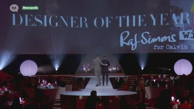 Raf Simons is mode-ontwerper van het jaar in Groot-Brittannië