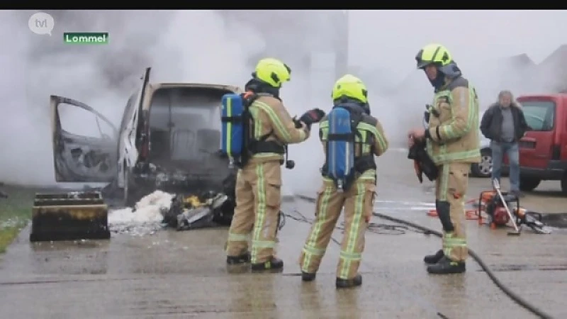 Auto brandt volledig uit in Lommel
