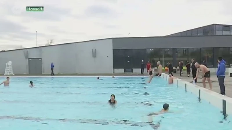 IJsberen nemen nieuwjaarsduik in Hasselt
