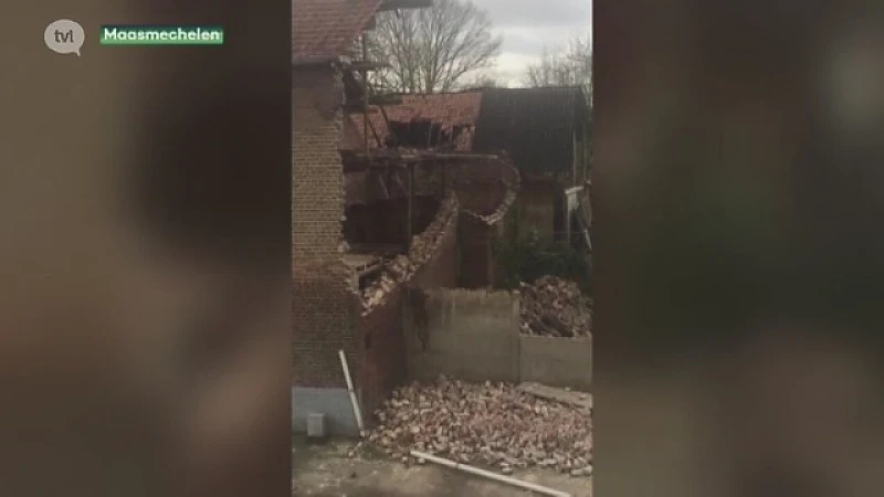 Dak van huis in Maasmechelen waait volledig weg
