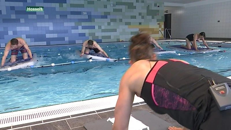 Hasselaren sporten boven op het water in Kapermolen zwembad