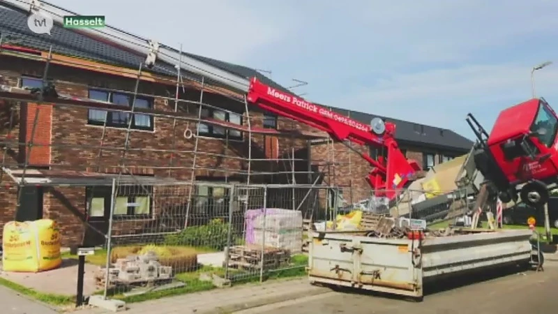 Kraan valt op huis in Kuringen