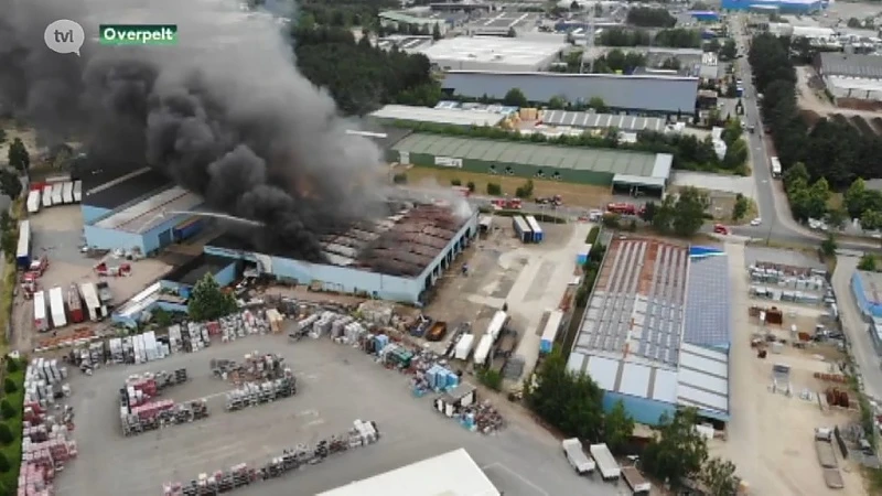 Hevige brand legt loods in Overpelt volledig in de as