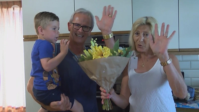Robert Lipkens en Marleen Billen krijgen bloemen