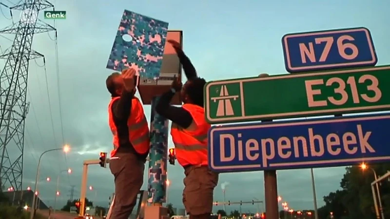 Kunstenaar steekt alle Genkse flitspalen in een opvallend jasje