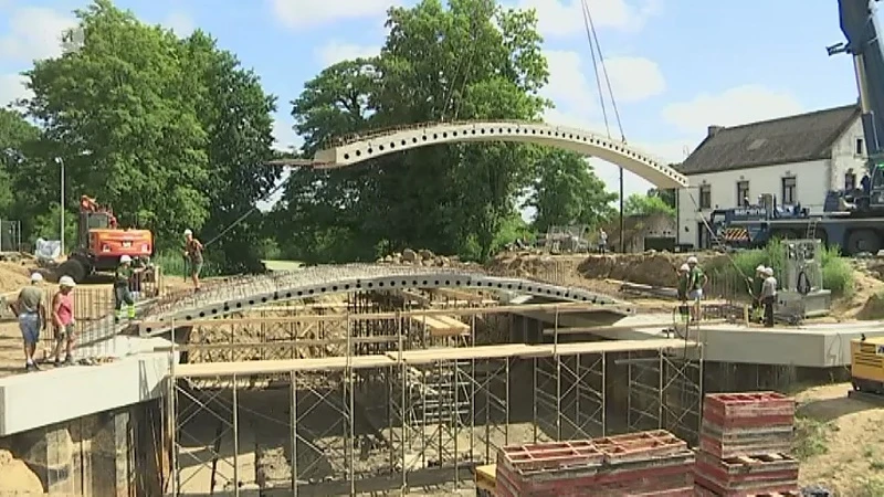 Veel belangstelling voor constructie brug aan hotel Beau Sejour in Lanklaar