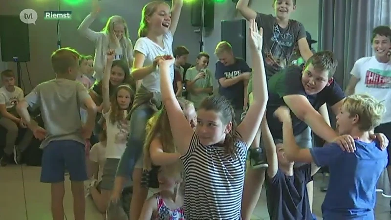 Alle laatstejaars in Riemst vieren einde schooljaar met fruitsapparty