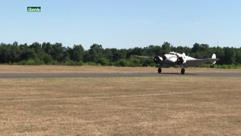 Historisch vliegtuig crasht in hangar op vliegveld Zwartberg