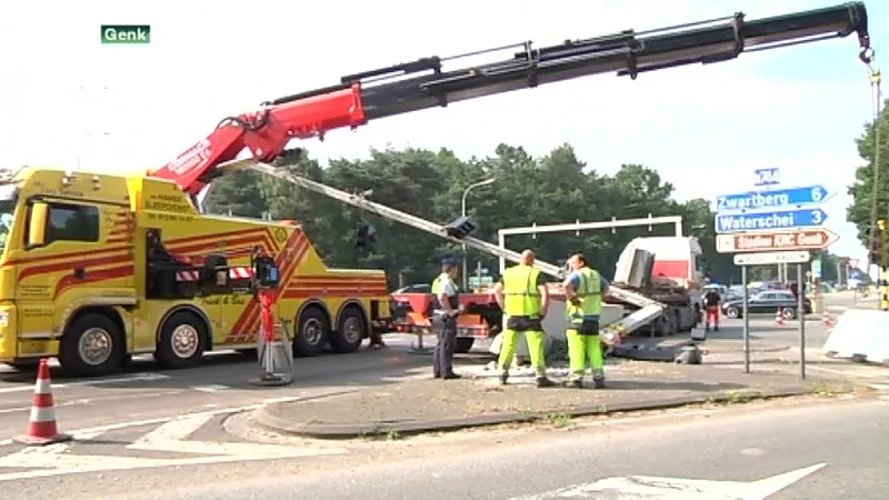 Vrachtwagen ramt verkeerslichten op Europalaan in Genk