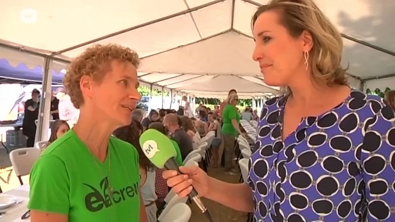 Tientallen Peltenaren eten aan de grootste veggietafel
