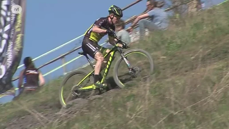 Jens Schuermans verlengt titel in het mountainbiken