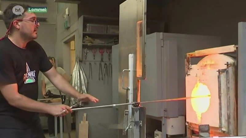 Glasblazers blazen kunstwerk in extreme hitte