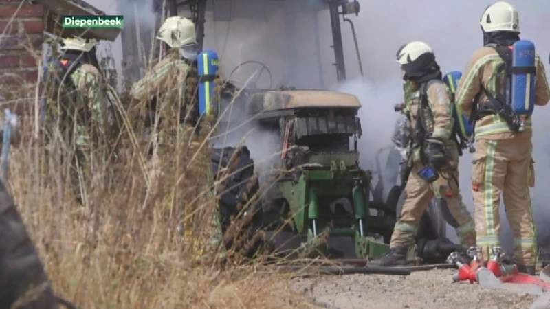 Tractor brandt volledig uit in Diepenbeek