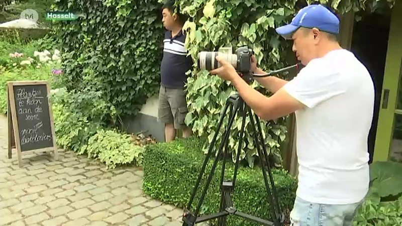 Chinese cameraploeg komt tuin van Dina Deferme in Stokrooie filmen