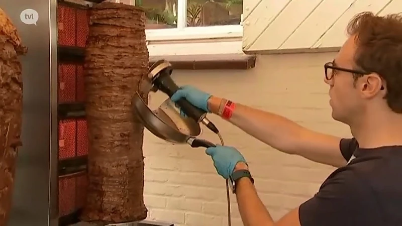 Journalist Dario D'Arpino test de kraampjes op de Kempische Steenweg