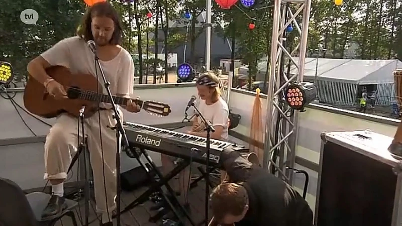 Tin Fingers spelen livesessie op TVL-terras