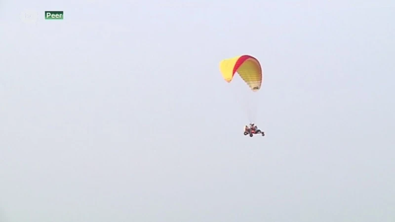 Rolstoelgebruiker krijgt luchtdoop met paramotor in Peer