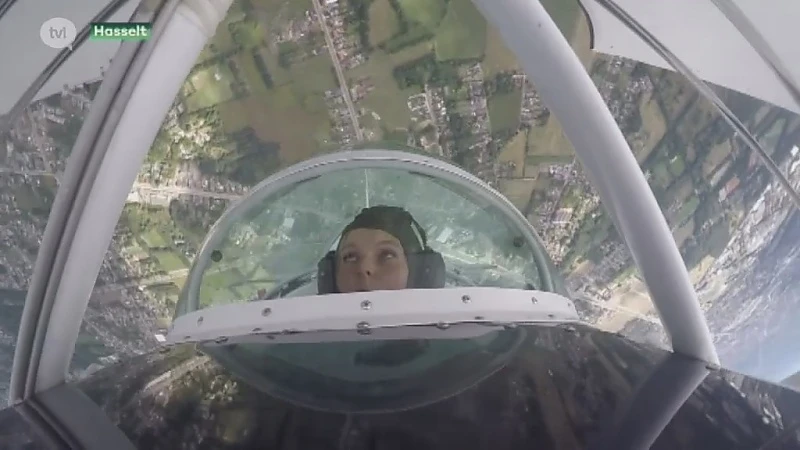 Onze journaliste vliegt mee in stuntvliegtuig boven vliegveld Kiewit