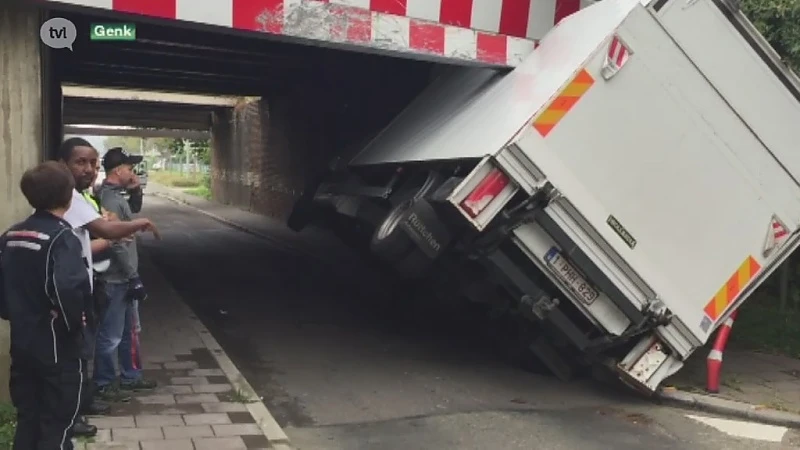 Bestelwagen knalt tegen brug in Genk
