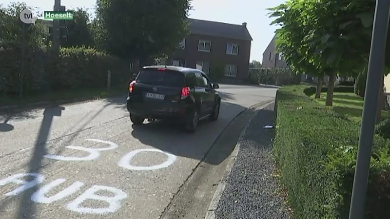 Buren schilderen zelf zone 30 op Sint-Hubertusstraat in Hoeselt