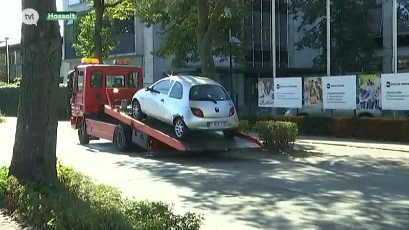 Politie takelt wagens fout geparkeerde PXL-studenten weg